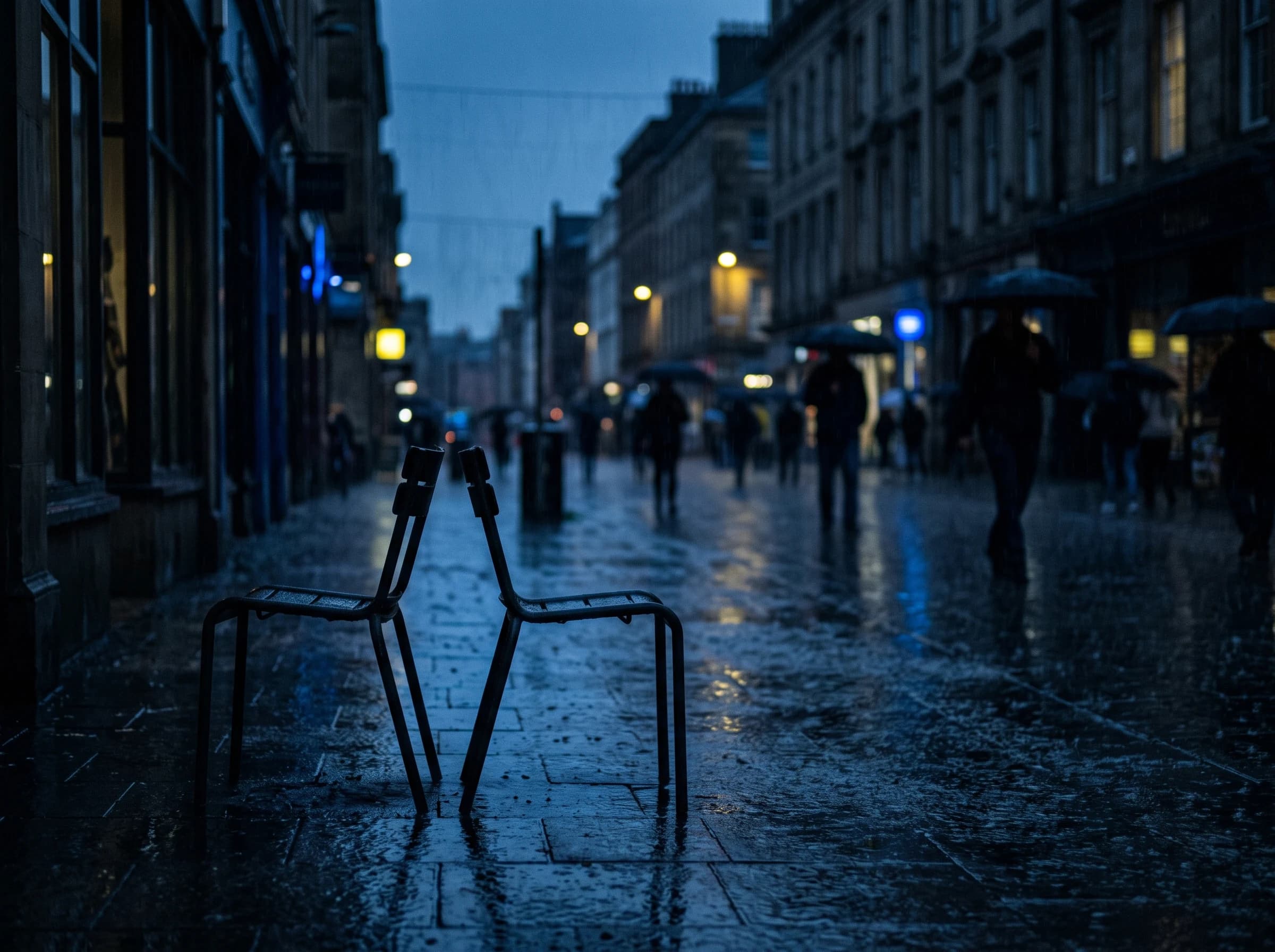 雨の夜の街を歩く人々
