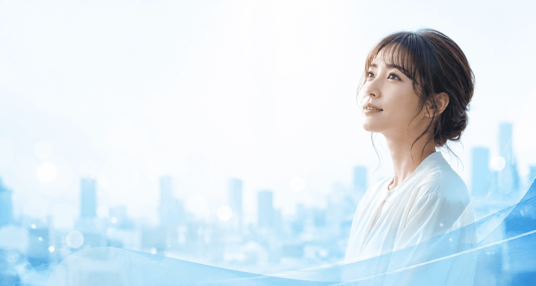 明るい空の下、前を見つめる女性